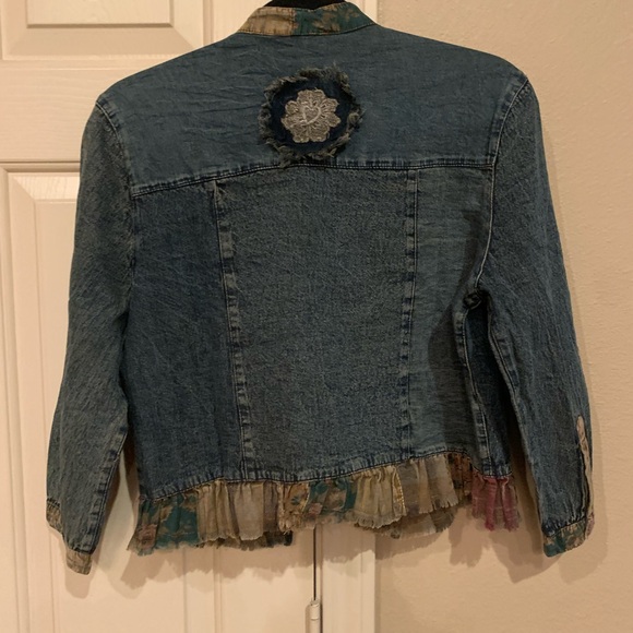 Vintage-Inspired Blue Jean Jacket with Floral Details - Picture 2 of 8